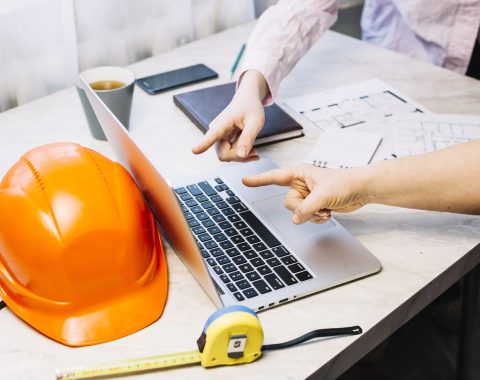 Concepto de arquitectura con portatil en espacio de trabajo 480x380